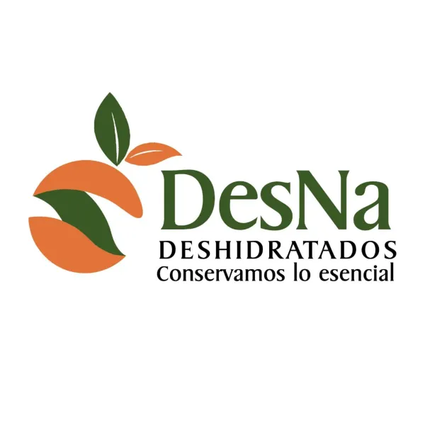 En DesNa transformamos frutas, flores y vegetales frescos en productos naturales y de larga duración, manteniendo su sabor, aroma y valor nutricional. El proceso comienza con la cuidadosa selección de materias primas provenientes de productores locales, que luego se lavan, pelan y cortan para optimizar su secado. Posteriormente, se someten a un proceso de deshidratación mediante calor controlado y circulación de aire, eliminando el agua pero preservando sus propiedades esenciales, para finalmente envasarse de forma hermética y así garantizar su frescura. Esta técnica conserva hasta el 90% de los nutrientes, prolonga la vida útil sin necesidad de conservantes químicos, facilita el transporte y almacenamiento, y reduce el desperdicio alimentario. Nuestros productos pueden disfrutarse como snacks saludables listos para consumir, en infusiones y tés, en repostería y cocina gourmet, como complemento en coctelería o como ingrediente en mezclas de cereales y granolas, ofreciendo siempre una experiencia auténtica y de calidad en cada bocado.
