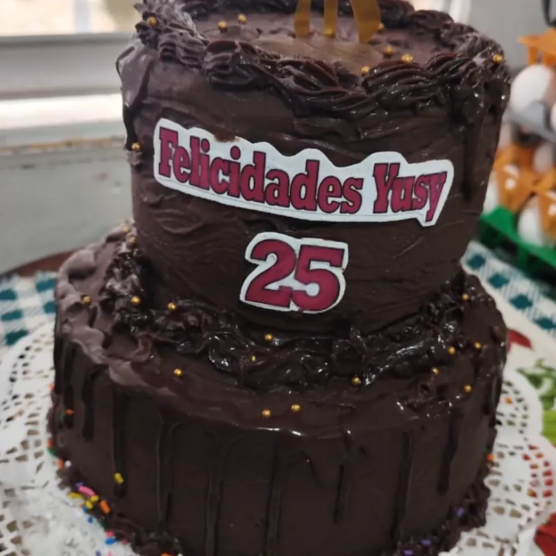 CAKE DOBLE PISO DE CHOCOLATE