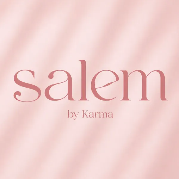 En Salem Shop nos dedicamos a seleccionar productos que conviertan lo cotidiano en algo especial: fragancias, cuidado personal, belleza y esos pequeños detalles que hacen que cada persona se sienta bien consigo misma.
Queremos que nuestros clientes encuentren más que un producto; queremos ofrecerles calidad, variedad y una experiencia que se sienta especial desde el primer momento. Cada elección en Salem Shop está pensada para quienes disfrutan cuidarse, consentirse y regalarse un poquito de lo que merecen.