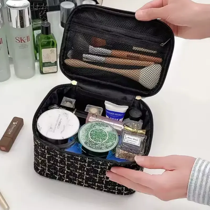 BOLSA ORGANIZADORA DE COSMÉTICOS con diseño de tweed. 