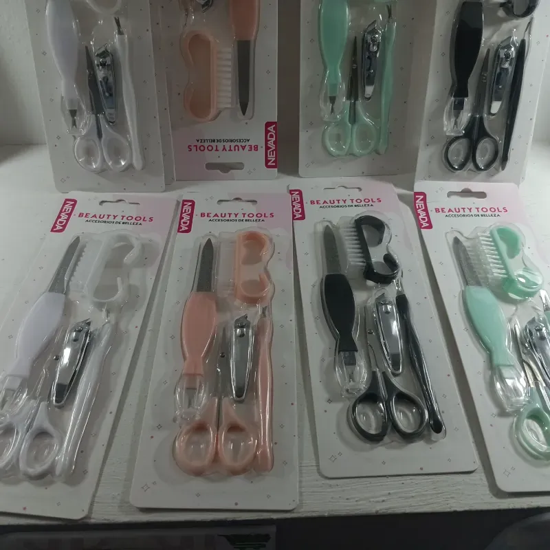 KIT DE HERRAMIENTAS DE BELLEZA DE PEDICURA O MANICURA marca NEVADA, diseñado para el cuidado personal.