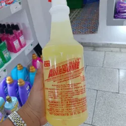 Limpiador multiusos concentrado, desengrasante y quitamanchas de la marca LA's Totally Awesome. 