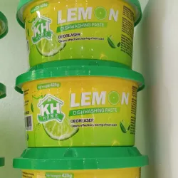Pasta para lavar platos de la marca KH Home, con aroma a limón. 