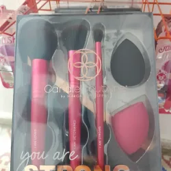 SET DE BROCHAS DE MAQUILLAJE de 5 piezas de la marca Candie Couture by Margaret Josephs, que incluye brochas y esponjas. 