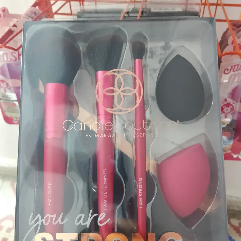 SET DE BROCHAS DE MAQUILLAJE de 5 piezas de la marca Candie Couture by Margaret Josephs, que incluye brochas y esponjas. 
