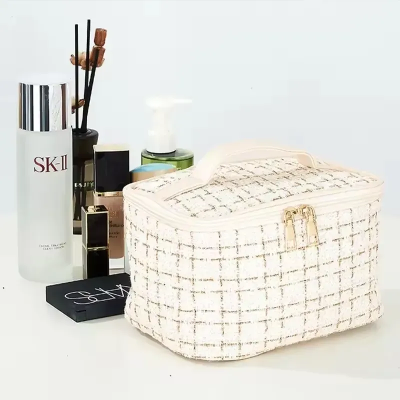BOLSA ORGANIZADORA DE COSMÉTICOS con diseño de tweed. 