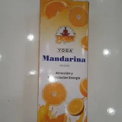 Varitas de incienso de la marca Yoga, con aroma a mandarina.