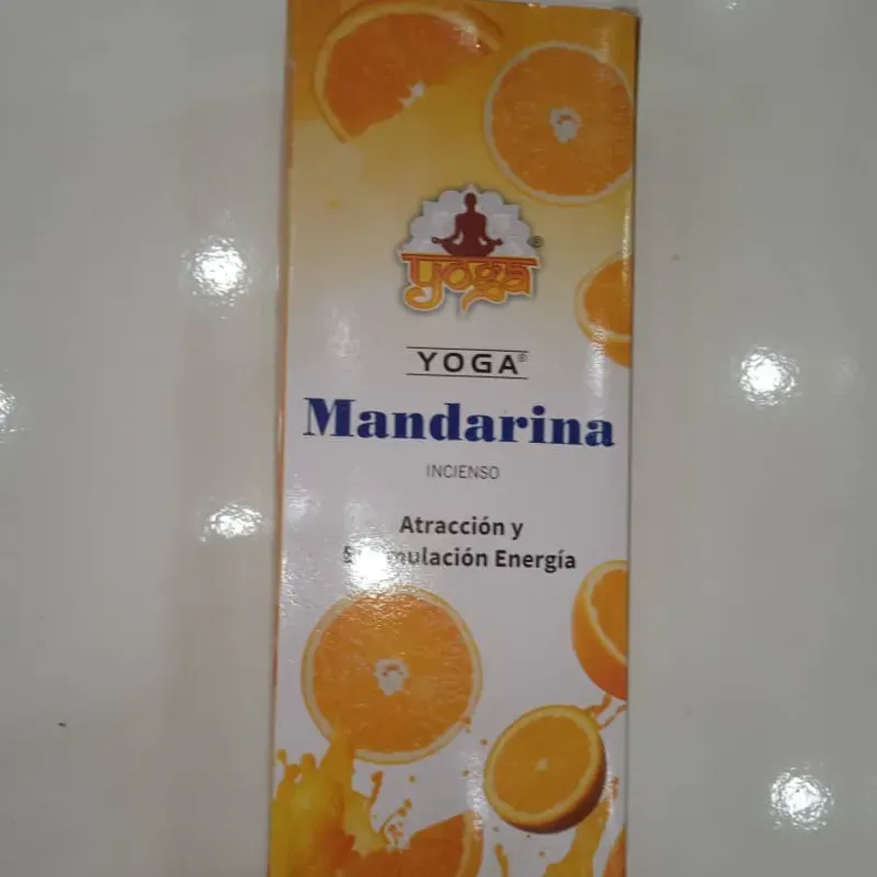Varitas de incienso de la marca Yoga, con aroma a mandarina.