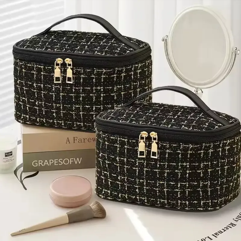 BOLSA ORGANIZADORA DE COSMÉTICOS con diseño de tweed. 