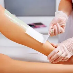 DEPILACIÓN DE PIERNAS CON CERA