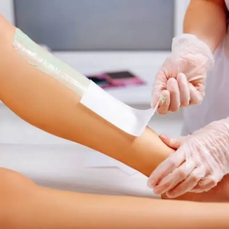 DEPILACIÓN DE PIERNAS CON CERA