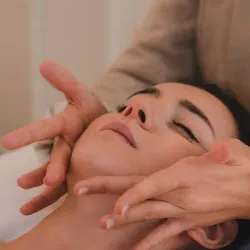 MASAJE RELAJANTE Y TONIFICADOR FACIAL 