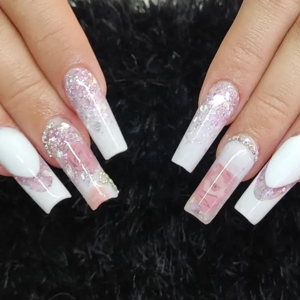 Salón Day's: Elegancia desde la punta de tus uñas.
Servicios premium de manicura y pedicura. Técnicas modernas, productos de calidad y un trato que te hace sentir única."  