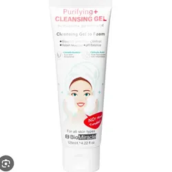 Limpiador facial con centella asiática y árbol de té.