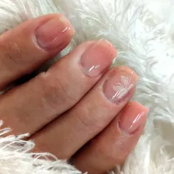 Capas de gel constructor o builder en uñas cortas 
