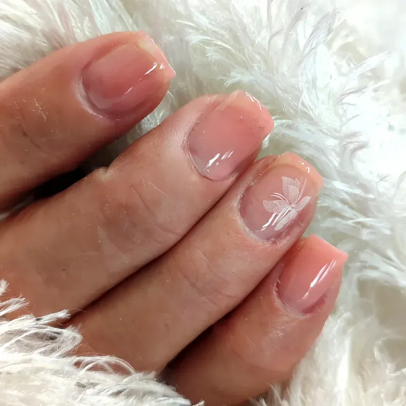 Capas de gel constructor o builder en uñas cortas 