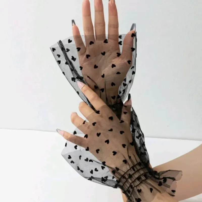 Guantes de corazoncitos negros