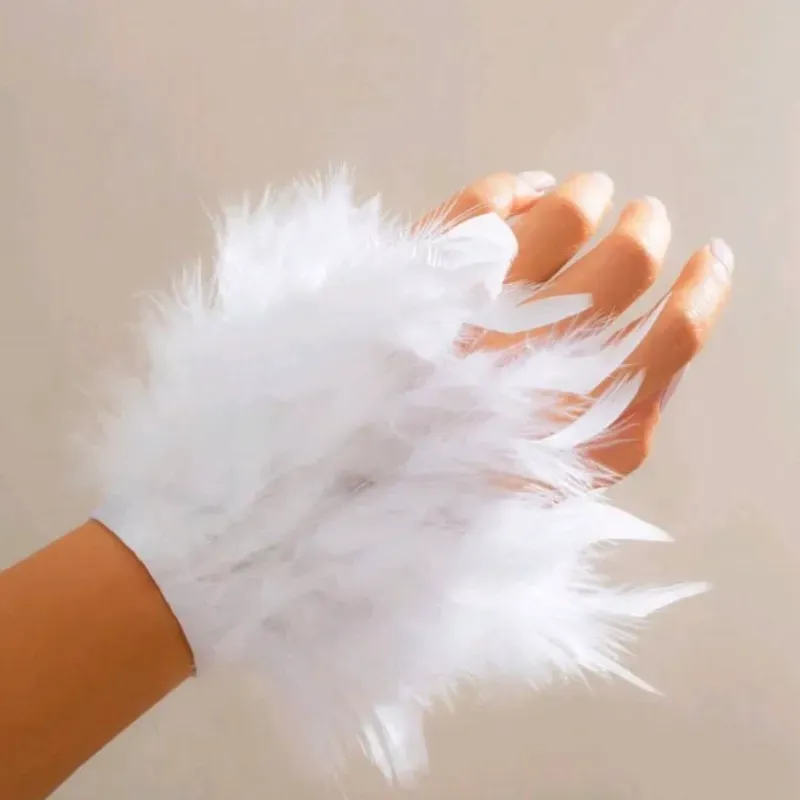 Guantes de plumas blancos