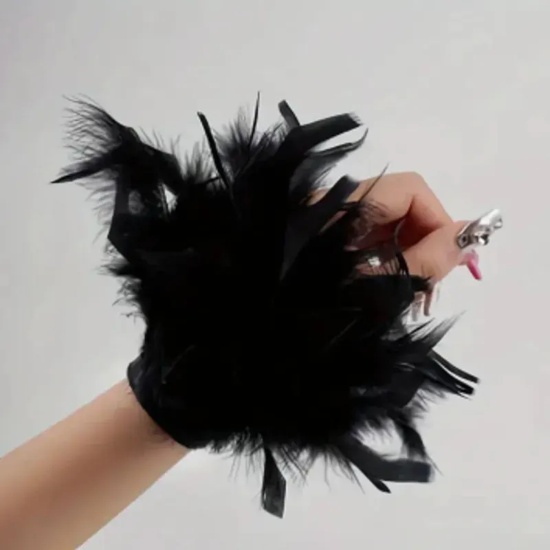 Guantes de plumas negros