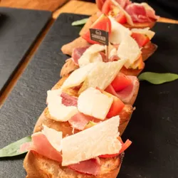 Brusqueta de J. Serrano y Q. Parmesano 