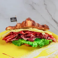 Croissant relleno con Jamón Serrano, Chorizo Vela y Queso Gouda 