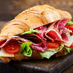 Croissant relleno con Jamón Serrano, Chorizo Vela y Queso Gouda 