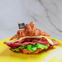 Croissant relleno con Jamón Serrano y Queso Gouda 