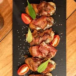 Crostini de queso azul y bacon