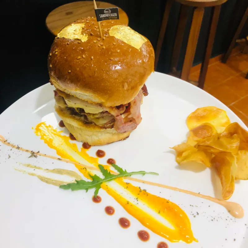 Hamburguesa con lámina de oro comestible 24k