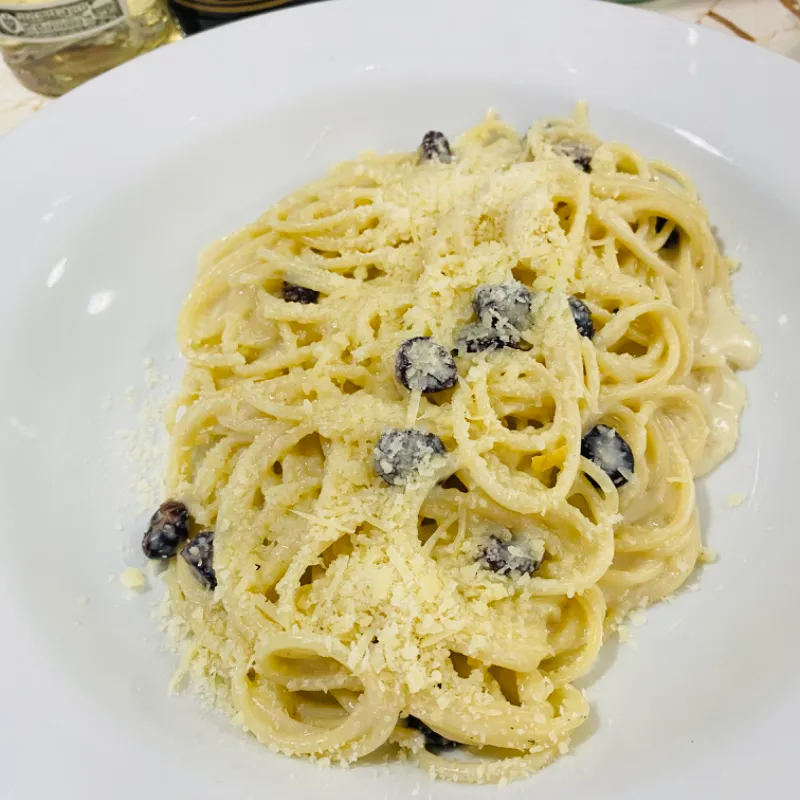 Pasta con queso azul y uvas pasas