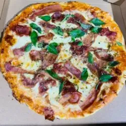 Pizza con Jamón Serrano y Queso