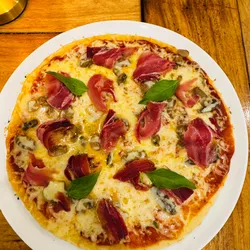 Pizza Prosciutto ai Funghi y Olive Nere