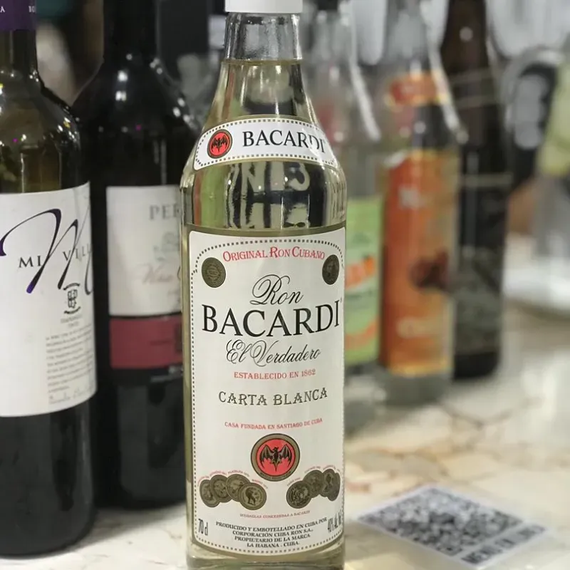 Ron Bacardi Carta Blanca Trago