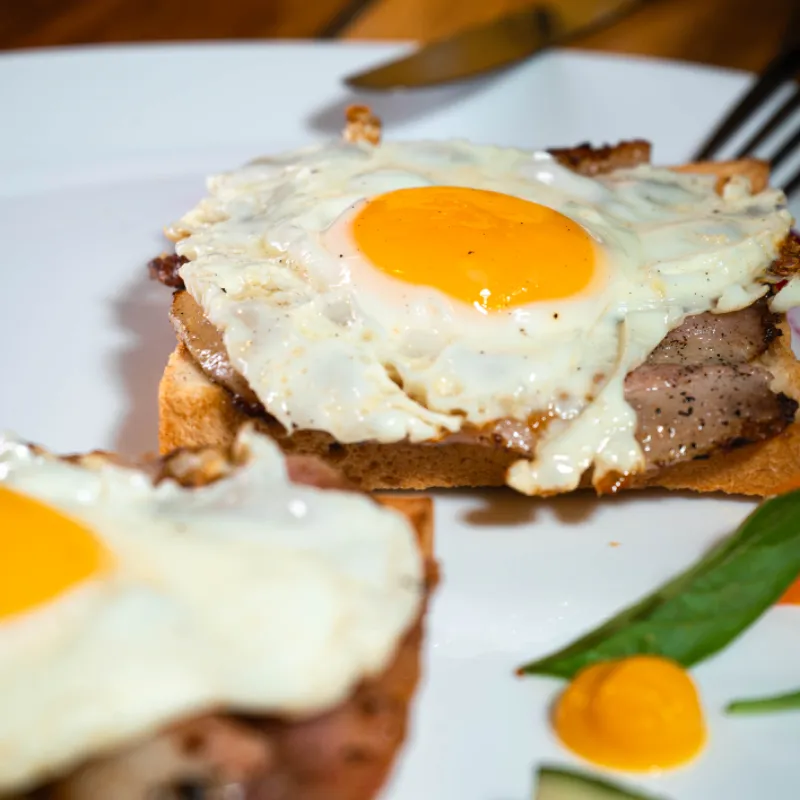 Tostadas con Bacon y Huevos 