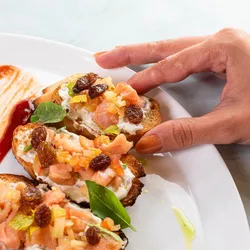 Tostadas de Salmón Ahumado y Filadelfia