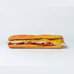 Sándwich de tortilla rellena de  jamón Vicking, queso gouda y vegetales 