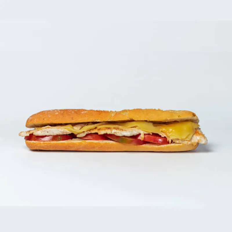 Sándwich de tortilla rellena de  jamón Vicking, queso gouda y vegetales 