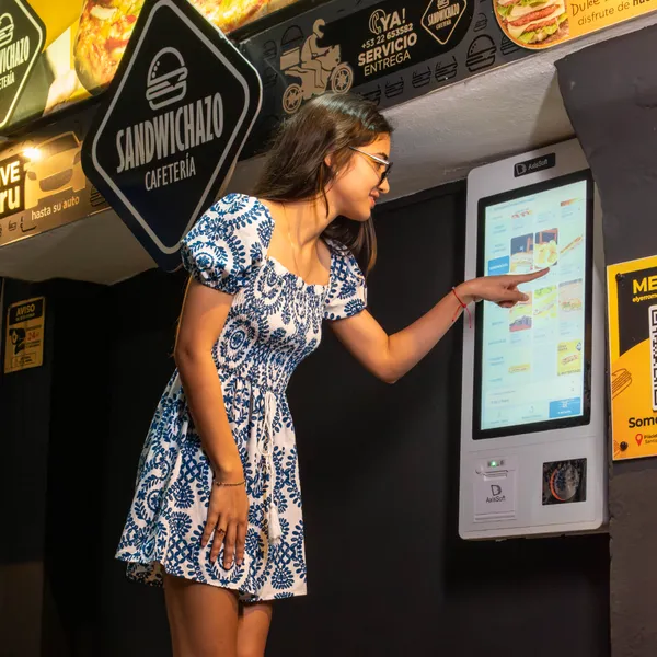 La mejor opción en Santiago de Cuba, con ofertas diversas para todos los que saben escoger y disfrutar de la excelente comida rápida con nuestro toque especial. Entregas en el local y a domicilio a los pedidos por el teléfono 22653582 /+5363058420. Trabajamos todos los días 24 Horas. Le esperamos y gracias por preferirnos. Dale sabor a tu vida con el Sandwichazo