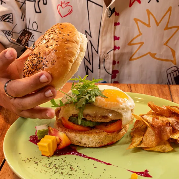 La mejor opción en Santiago de Cuba, con ofertas diversas para todos los que saben escoger y disfrutar de la excelente comida rápida con nuestro toque especial. Servimos en nuestro local ubicado en: https://goo.gl/maps/mFysNZi6kfYpwxzA8 Entregas en el local y a domicilio a los pedidos por el teléfono 22653582. Trabajamos todos los días 24 Horas. Le esperamos y gracias por preferirnos. ✌️🍔🌭Estamos en: 📍Plácido #17 / Bayamo y San Gerónimo Plaza De Marte. Santiago de CubaTrabajamos 24 horas visítanos…Dale sabor a tu vida con el Sandwichazo