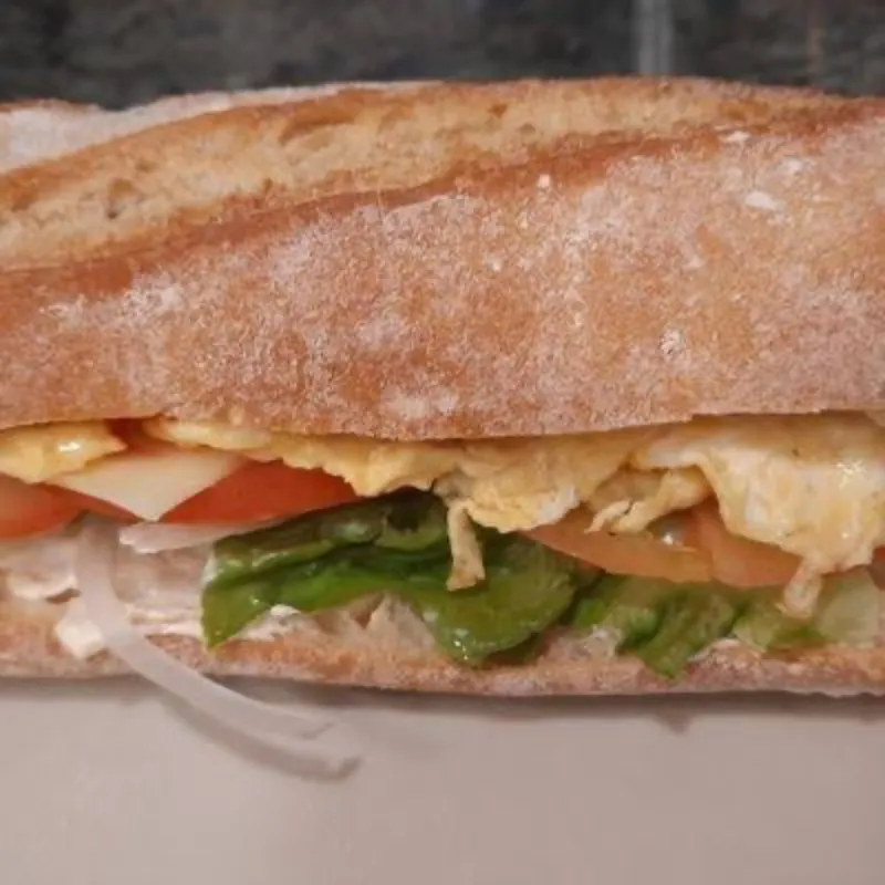 Sándwich de tortilla rellena de vegetales 