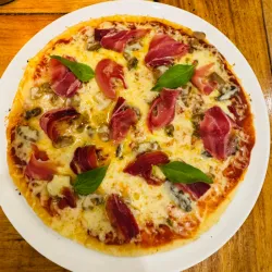 Pizza Prosciutto al Funghi y Olive Nere