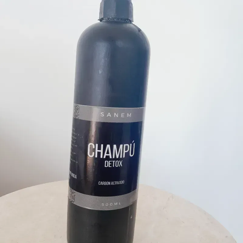 Shampoo Detox con carbón activado 