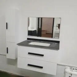 Mueble para baño con gabinete, lavamanos y espejo