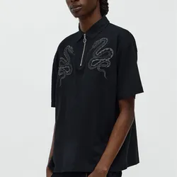 Polo con estampado de serpientes bordadas