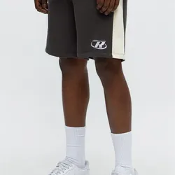 Short Marrón estampado minimalista “ R “