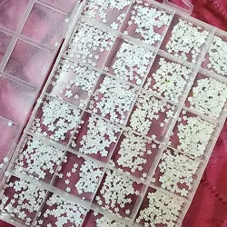 Caja de flores de recina blanca