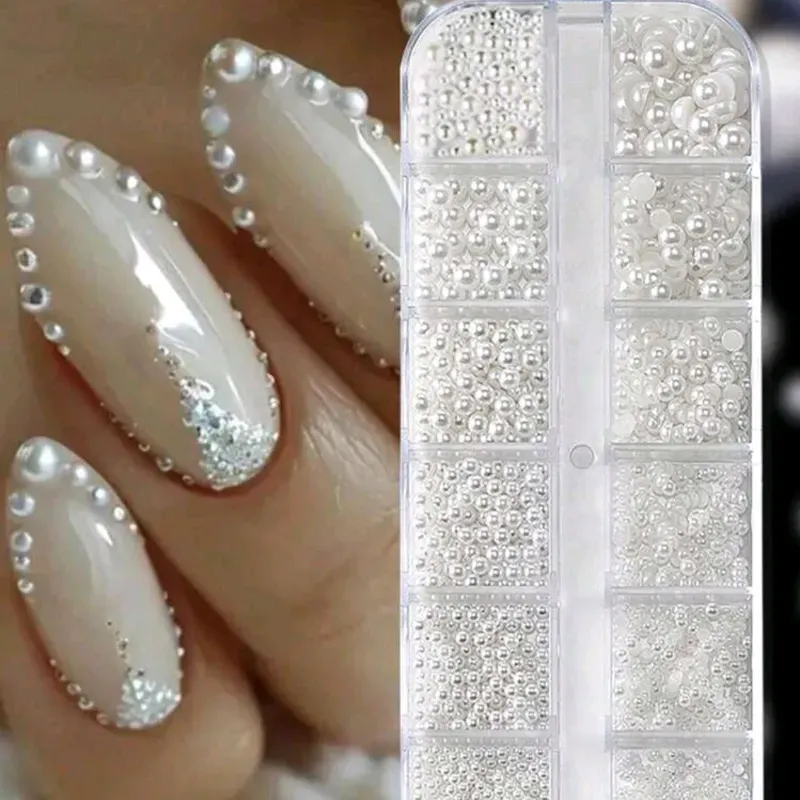 Caja de perlas y medias perlas blancas