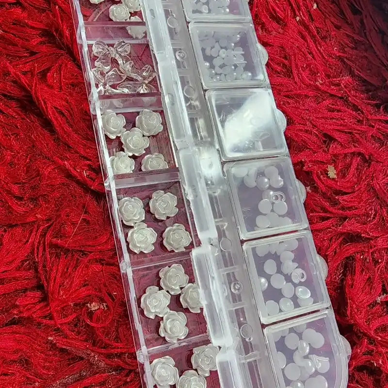 Caja de rosas y medias perlas