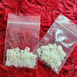 Paqueticos de flores de recina blanca