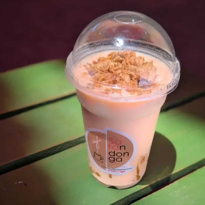 Yogurt natural con frutas y muesli 